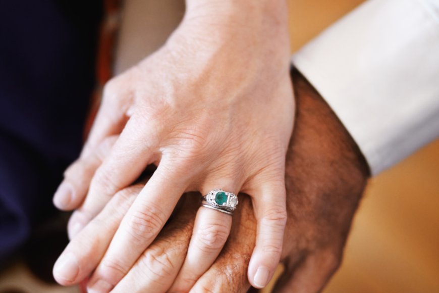 Egyedi Smaragd Eljegyzési Gyűrűk: A Szeretet és Egyediség Ünnepe